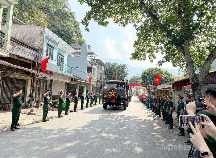 Nhân dân xã Thanh Thủy chào đón đoàn di chuyển hài cốt liệt sĩ đi qua. Ảnh: Thanh Phúc