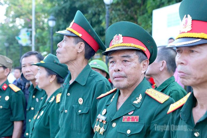 Một cựu chiến binh Mặt trận Vị Xuyên nghẹn ngào, xúc động đón đồng đội trở về. Ảnh: Lý Thu