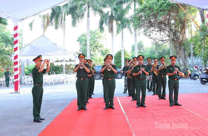 Tiếng kèn nghi lễ tại buổi lễ, lời đón chào thiêng liêng gửi tới những người con bất tử. Ảnh: Lý Thu