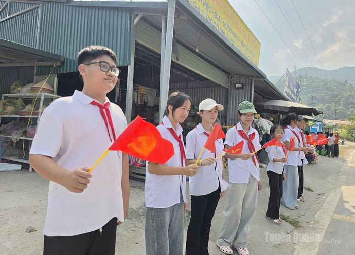 Các em học sinh Trường Phổ thông nội trú liên cấp Thanh Thủy, xã Thanh Thủy trang trọng đón các Anh hùng liệt sĩ. Ảnh: Hồng Cừ