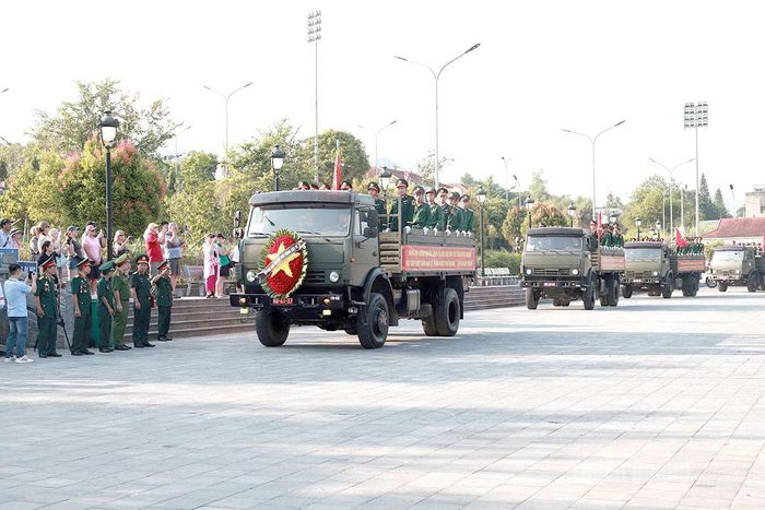 Đoàn đưa các Anh hùng liệt sỹ đã về đến Nghĩa trang Liệt sĩ Quốc gia Vị Xuyên, là nơi yên nghỉ của những người con ưu tú đã anh dũng hy sinh bảo vệ biên cương Tổ quốc. Ảnh: Phi Anh