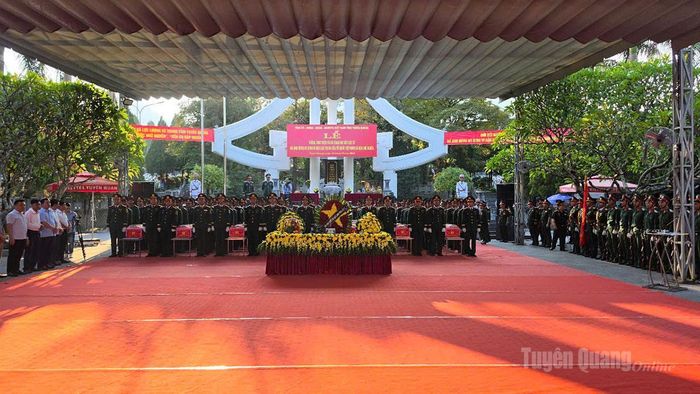 Đại biểu cùng các lực lượng đưa hài cốt liệt sĩ về nơi tập kết tại Nghĩa Trang. Ảnh: Thanh Phúc