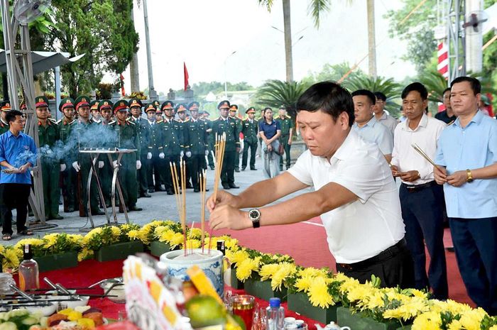 Đồng chí Mai Đức Thông, Giám đốc Báo và phát thanh, truyền hình Tuyên Quang, Chủ tịch Hội Nhà báo tỉnh dâng hương liệt sĩ. Ảnh: Thanh Phúc