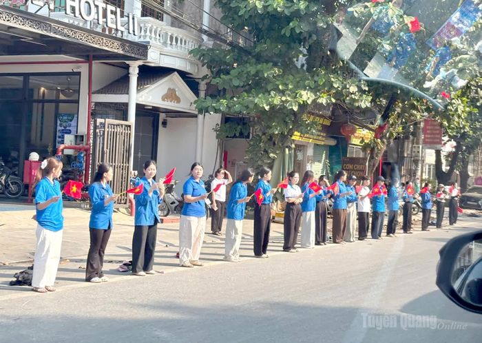 Đoàn viên, thanh niên chào đón đoàn di chuyển hài cốt các Anh hùng liệt sĩ. Ảnh: Lý Thu