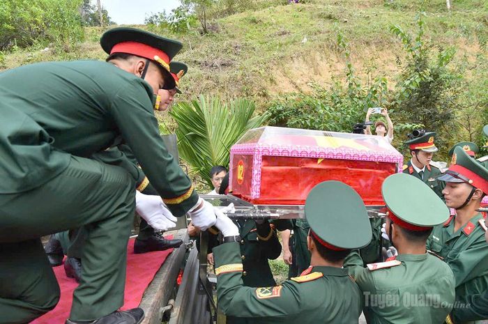 Hài cốt các liệt sĩ được đưa lên xe về Nghĩa trang Liệt sĩ quốc gia Vị Xuyên. Ảnh: Thanh Phúc