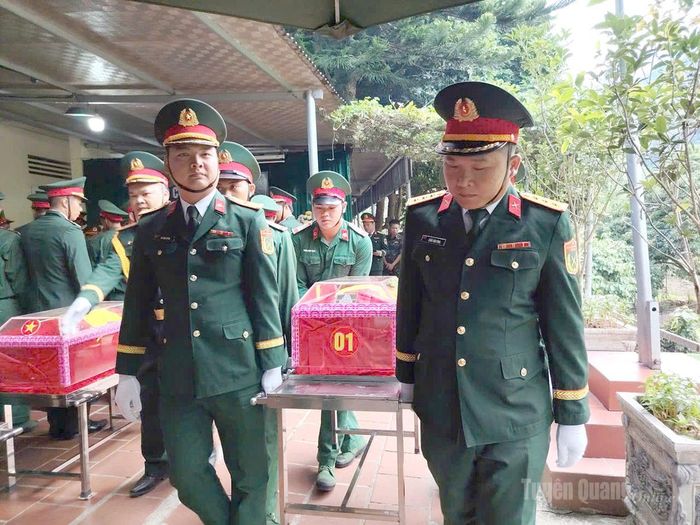  Lực lượng Quân đội thực hiện di chuyển các hài cốt liệt sĩ lên xe về Nghĩa trang Liệt sĩ Quốc gia Vị Xuyên. Ảnh: Văn Long 