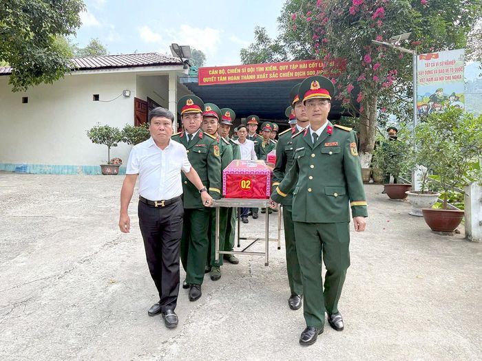 Hài cốt các liệt sĩ được di chuyển lên xe để đưa về Nghĩa trang Liệt sĩ quốc gia Vị Xuyên Ảnh: Thanh Phúc