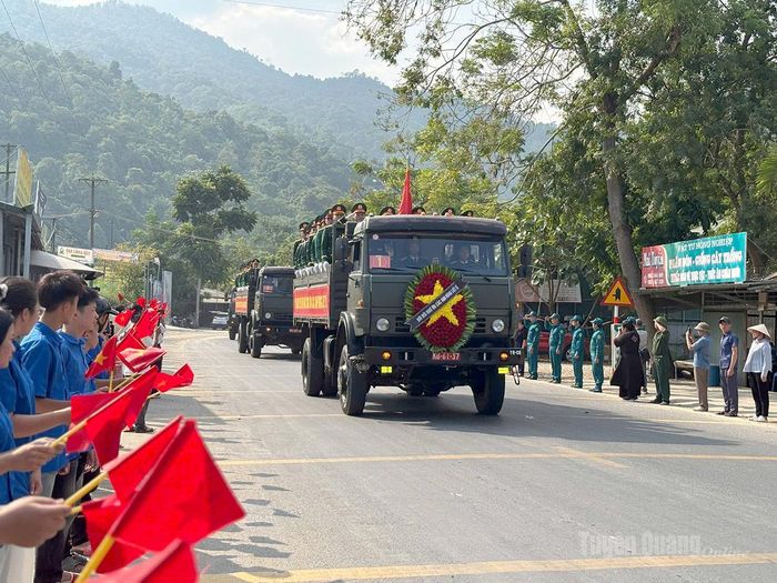 Đoàn đưa tiễn hài cốt các Anh hùng liệt sỹ di chuyển qua chợ Phương Tiến, xã Thanh Thuỷ. Ảnh: Nguyễn Yếm