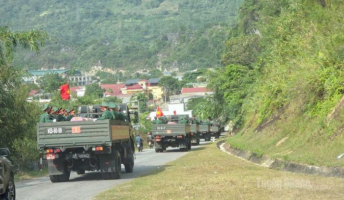 Đoàn xe di chuyển đến ngã 3 khu cửa khẩu Thanh Thủy. Ảnh: Thanh Phúc