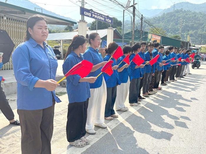 Học sinh Trường THPT Phương Tiến, xã Thanh Thuỷ xếp hàng ngay ngắn bên đường, thành kính chờ đón đoàn xe đưa các Anh hùng liệt sĩ trở về. Ảnh: Nguyễn Yếm