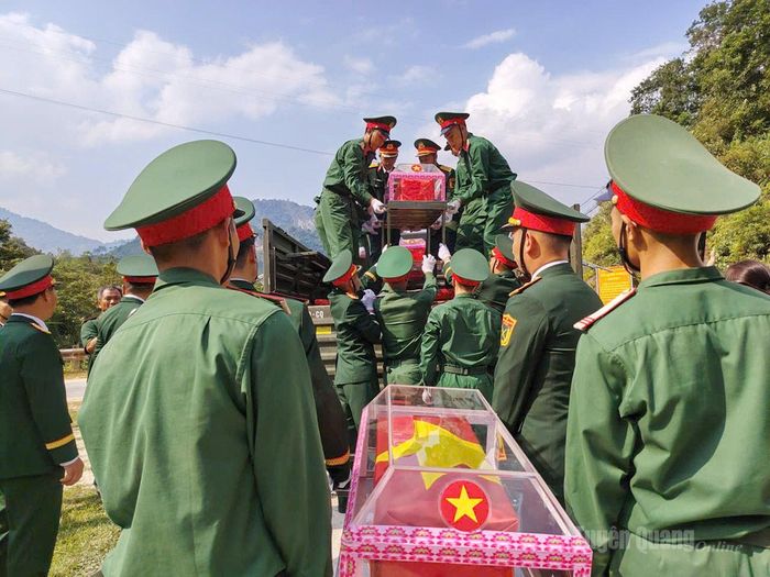 Lực lượng chức năng cẩn thận đưa hài cốt liệt sĩ lên các xe chuẩn bị di chuyển về Nghĩa trang Liệt sĩ quốc gia Vị Xuyên. Ảnh: Văn Long