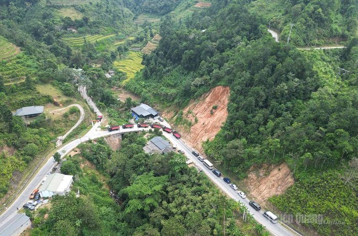 Toàn cảnh đoàn xe phục vụ Lễ di chuyển hài cốt liệt sĩ tại Nhà quàn Đội tìm kiếm, quy tập hài cốt liệt sĩ, xã Thanh Thủy. Ảnh: Hải Nam