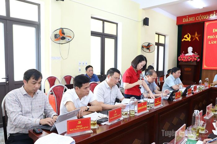 Lãnh đạo các sở, ngành dự và thảo luận tại buổi làm việc.