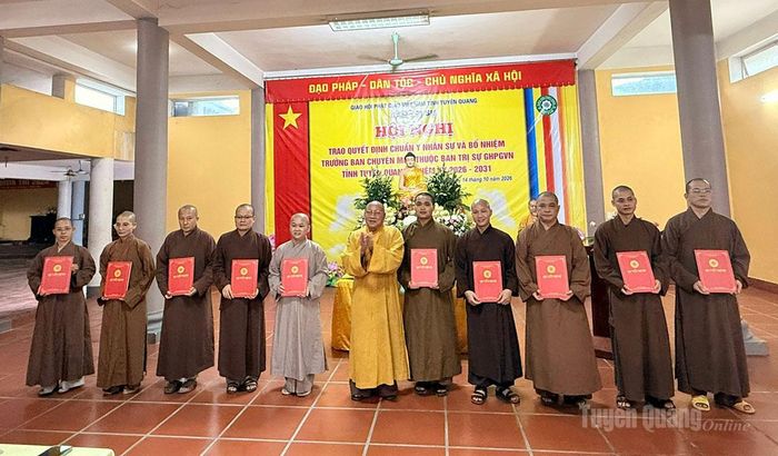 Hòa thượng Thích Gia Quang, Phó Chủ tịch Hội đồng Trị sự, Trưởng ban Trị sự Giáo hội Phật giáo Việt Nam tỉnh Tuyên Quang, trao quyết định chuẩn y nhân sự Ban Trị sự Giáo hội Phật giáo Việt Nam tỉnh nhiệm kỳ 2026-2030.