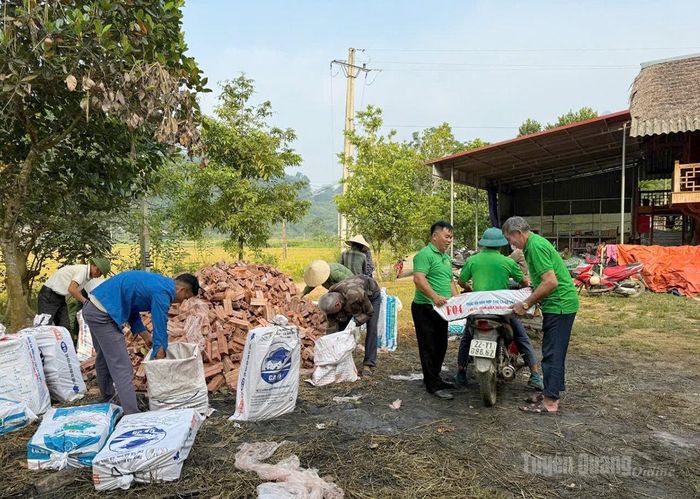 Hội viên Hội Nông dân xã Bạch Xa hỗ trợ vận chuyển vật liệu xây dựng xoá nhà tạm, nhà dột nát cho hội viên.