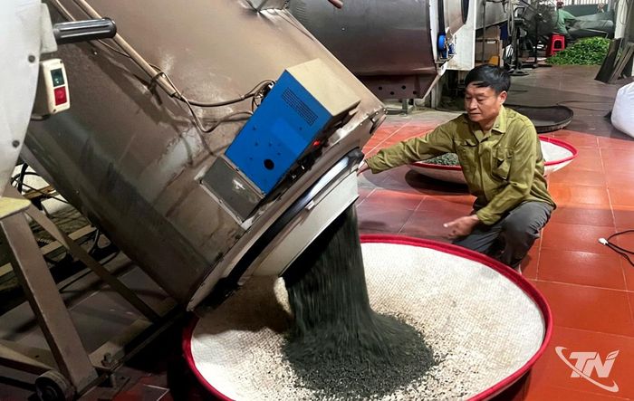 Người làm chè Tân Cương chuẩn bị những mẻ trà ngon nhất đưa ra lễ hội.