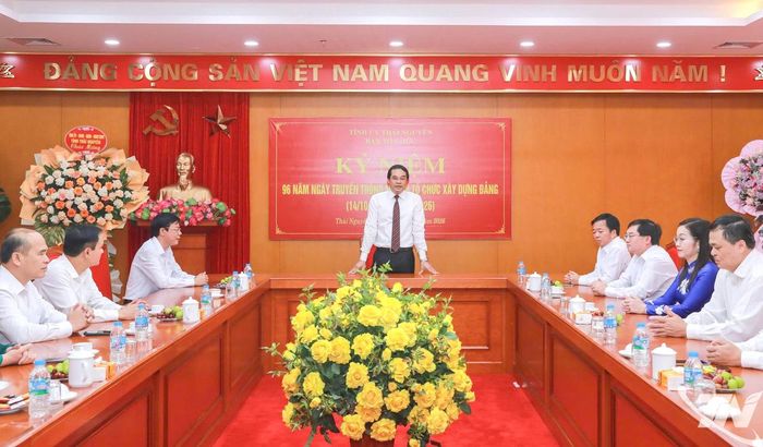Đồng chí Bí thư Tỉnh ủy Trịnh Xuân Trường chúc mừng tập thể Ban Tổ chức Tỉnh ủy nhân Ngày truyền thống.