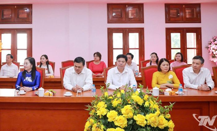 Các đại biểu tham dự.