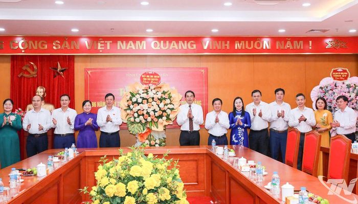 Đồng chí Bí thư Tỉnh ủy và các đại biểu chúc mừng Ban Tổ chức Tỉnh ủy.