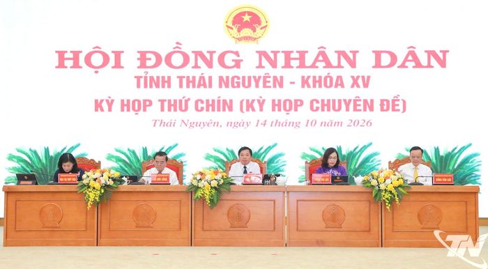 Đồng chí Bùi Văn Lương, Phó Bí thư Tỉnh ủy, Chủ tịch HĐND tỉnh và các đồng chí Thường trực HĐND tỉnh chủ tọa Kỳ họp.