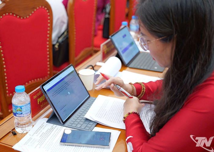 Đại biểu biểu quyết thông qua nghị quyết tại Kỳ họp.