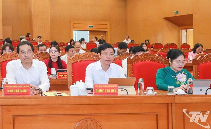 Đồng chí Bí thư Tỉnh ủy Trịnh Xuân Trường và các đại biểu dự Kỳ họp.
