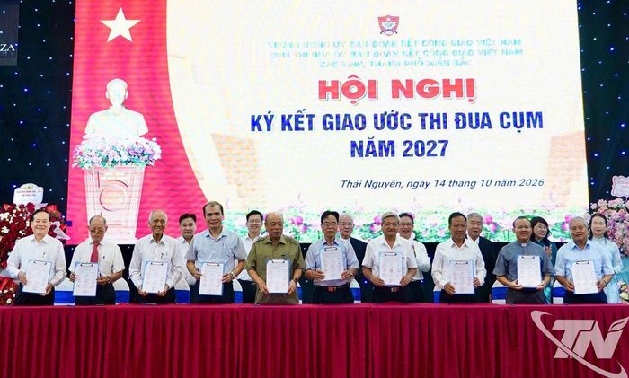 Đại diện Ủy ban Đoàn kết Công giáo các địa phương ký kết giao ước thi đua cụm năm 2027.