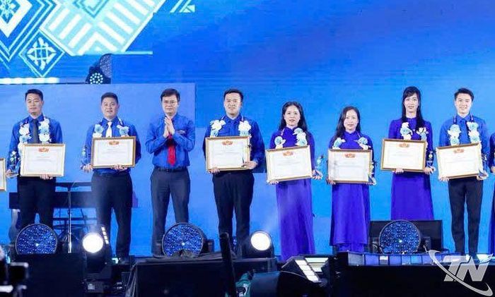 Anh Đồng Văn Thành (thứ 2 từ trái sang) nhận Giải thưởng Nguyễn Chí Thanh năm 2026.