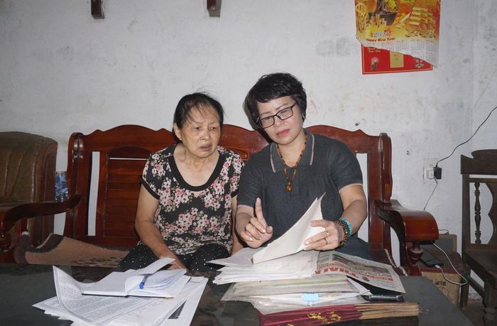 Trợ giúp viên pháp lý Trung tâm Trợ giúp pháp lý nhà nước tỉnh Nguyễn Thị Dung hỗ trợ pháp lý cho bà Xoan.