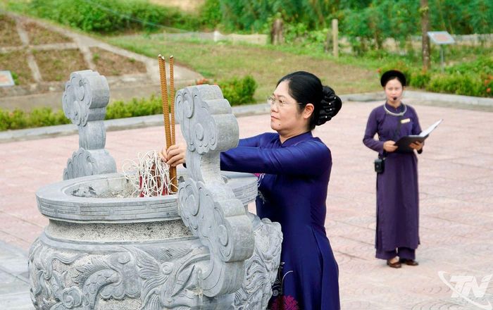 Đồng chí Hoàng Thu Trang dâng hương tại Di tích lịch sử đồi Pụ Đồn.