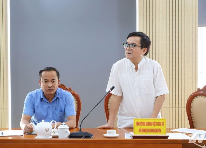 Đại biểu thảo luận tại cuộc họp.