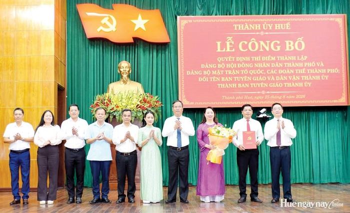 Thành ủy tổ chức lễ công bố các quyết định thí điểm thành lập Đảng bộ Mặt trận Tổ quốc, các đoàn thể thành phố.