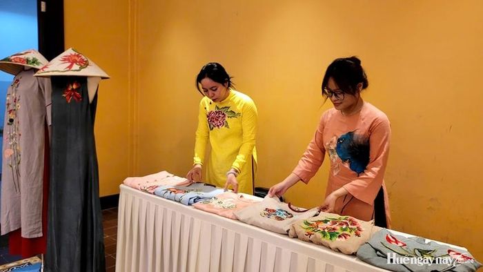 Sản phẩm khởi nghiệp của dự án "Áo dài nghệ thuật Huế: Số hóa di sản qua thêu, vẽ tay truyền thống và tối ưu hóa bằng công nghệ AI & Thương mại điện tử".