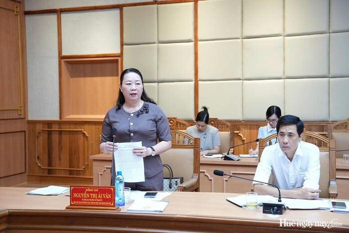  UVTV Thành ủy, Phó Chủ tịch Thường trực Ủy ban MTTQ Việt Nam thành phố Nguyễn Thị Ái Vân phát biểu đóng góp ý kiến tại hội nghị.  