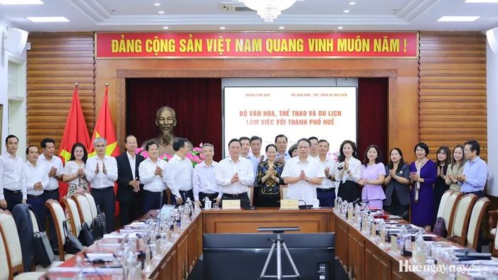 Lãnh đạo 2 đơn vị và các thành viên chúc mừng hoàn thành buổi ký kết. 