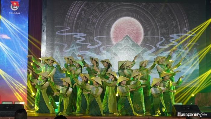 Các nhóm nhảy mang đến những màn trình diễn sôi động, kết hợp vũ đạo hiện đại với tinh thần tôn vinh di sản Huế.