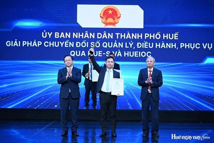 Thành phố Huế được vinh danh tại lễ trao giải thưởng với giải pháp chuyển đổi số trong quản lý, điều hành và phục vụ người dân, doanh nghiệp qua nền tảng Hue-S và IOC. Ảnh: HueIOC 