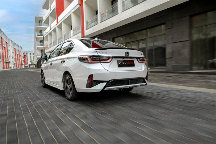 Cả hai phiên bản của Honda City 2026 tiếp tục sử dụng động cơ xăng 1.5L DOHC i-VTEC
