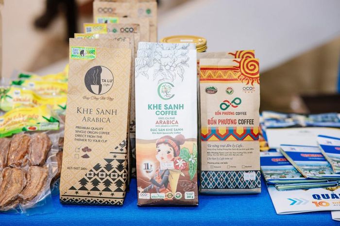Sản phẩm cà phê Khe Sanh đưa hình ảnh phụ nữ Pa Cô - Vân Kiều vào thiết kế bao bì, góp phần quảng bá bản sắc văn hóa địa phương.Ảnh: Báo Nhân dân điện tử