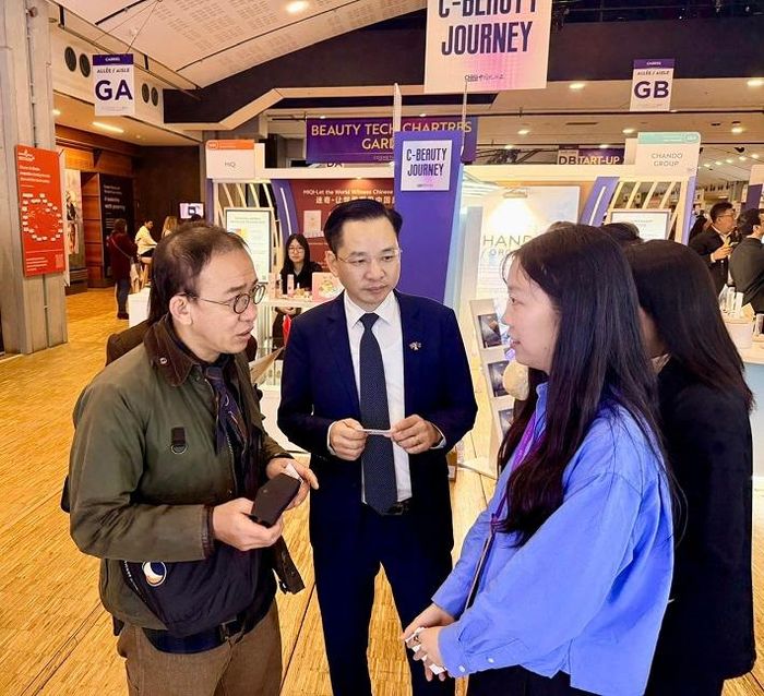 Ông Cao Thành Tín, Tổng Giám đốc Lixco trao đổi với đối tác về công nghệ mới, hướng tới đẩy mạnh nghiên cứu và phát triển sản phẩm của Công ty