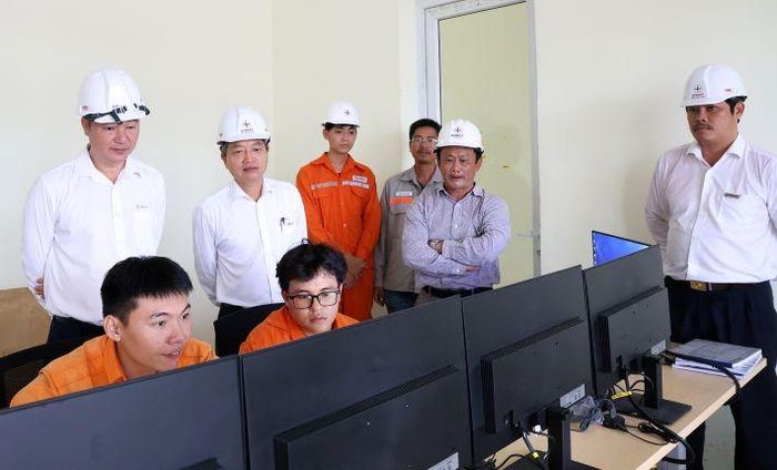 Lãnh đạo EVNNPT và PTC2 kiểm tra công tác cấu hình máy tính tại phòng điều khiển trung tâm của Trạm biến áp
