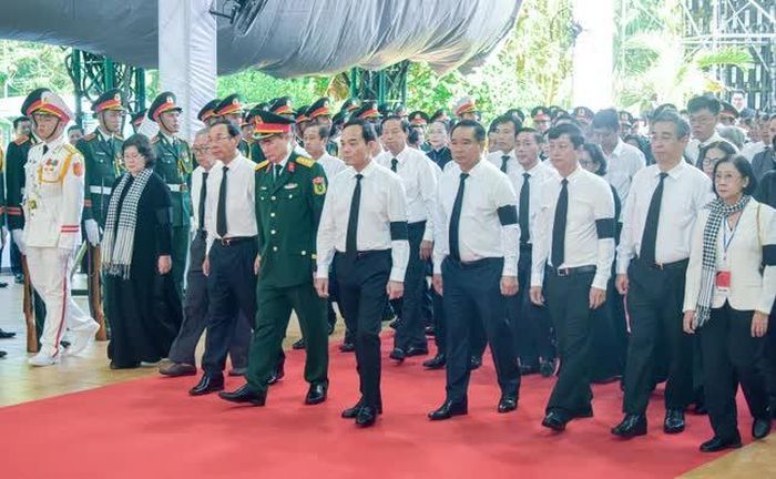 Đoàn lãnh đạo TP.HCM dâng hoa