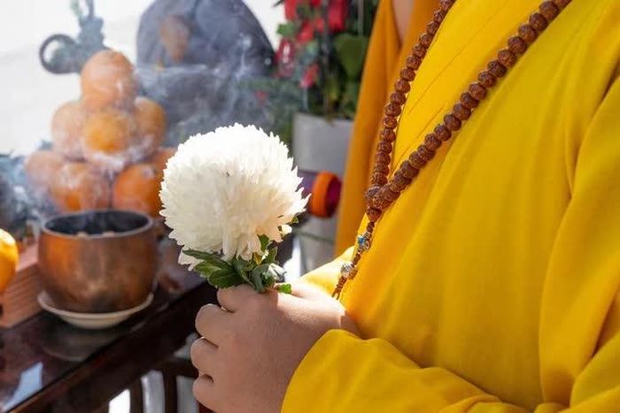Chư Tăng cầm hoa trắng tiễn đưa - Ảnh: Gia Huy
