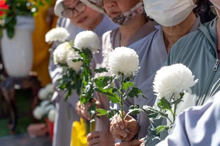 Phật tử trang nghiêm trong tiếng niệm hồng danh Đức Phật A Di Đà - Ảnh: TT