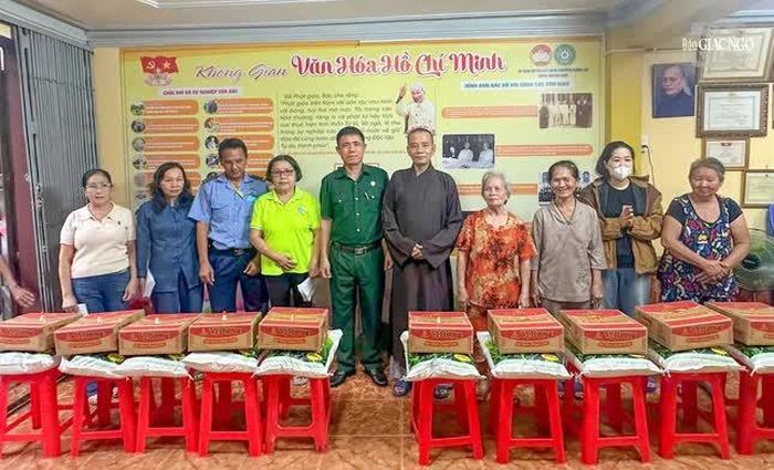 Chùa Khánh Anh tổ chức trao quà đến người dân có hoàn cảnh khó khăn tại địa phương