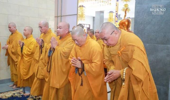 Chư tôn đức thành kính tưởng niệm