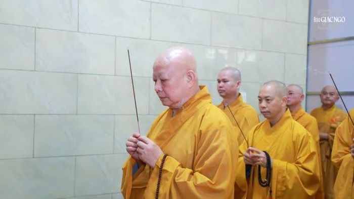 Hòa thượng Thích Lệ Trang cùng chư tôn đức dâng hương tưởng niệm