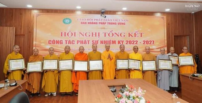Chư tôn đức Ban Hoằng pháp Trung ương nhận Bằng tuyên dương công đức của GHPGVN