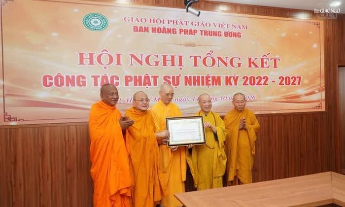Trao Bằng tuyên dương công đức đến tập thể Ban Hoằng pháp Trung ương