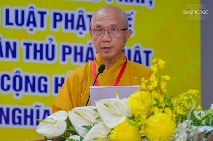 Thượng tọa Thích Nhật Hiếu trình bày tham luận